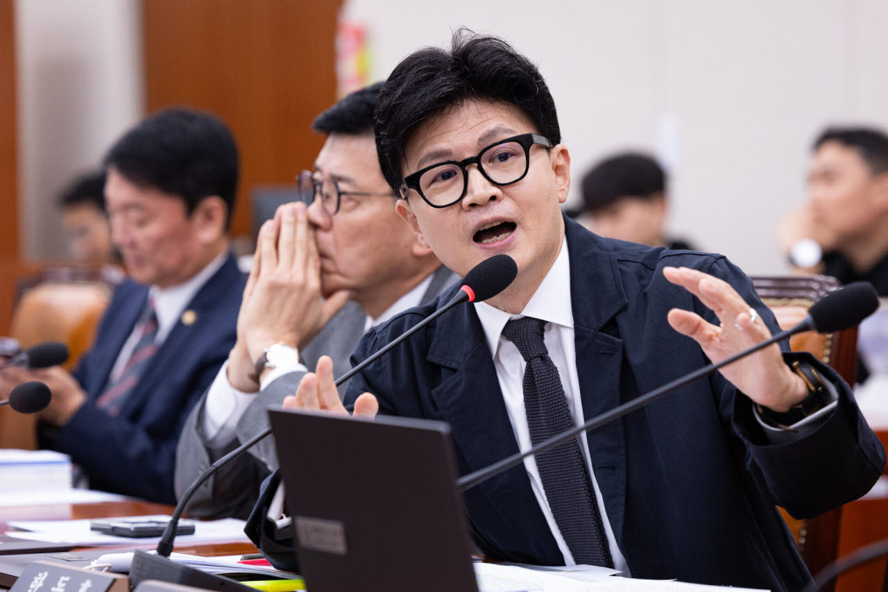 한동훈 무소속 의원이 6일 서울 여의도 국회에서 열린 외교통일위원회의 외교부 등에 대한 국정감사에서 조현 외교부 장관에게 질의하고 있다. (사진=뉴스1)