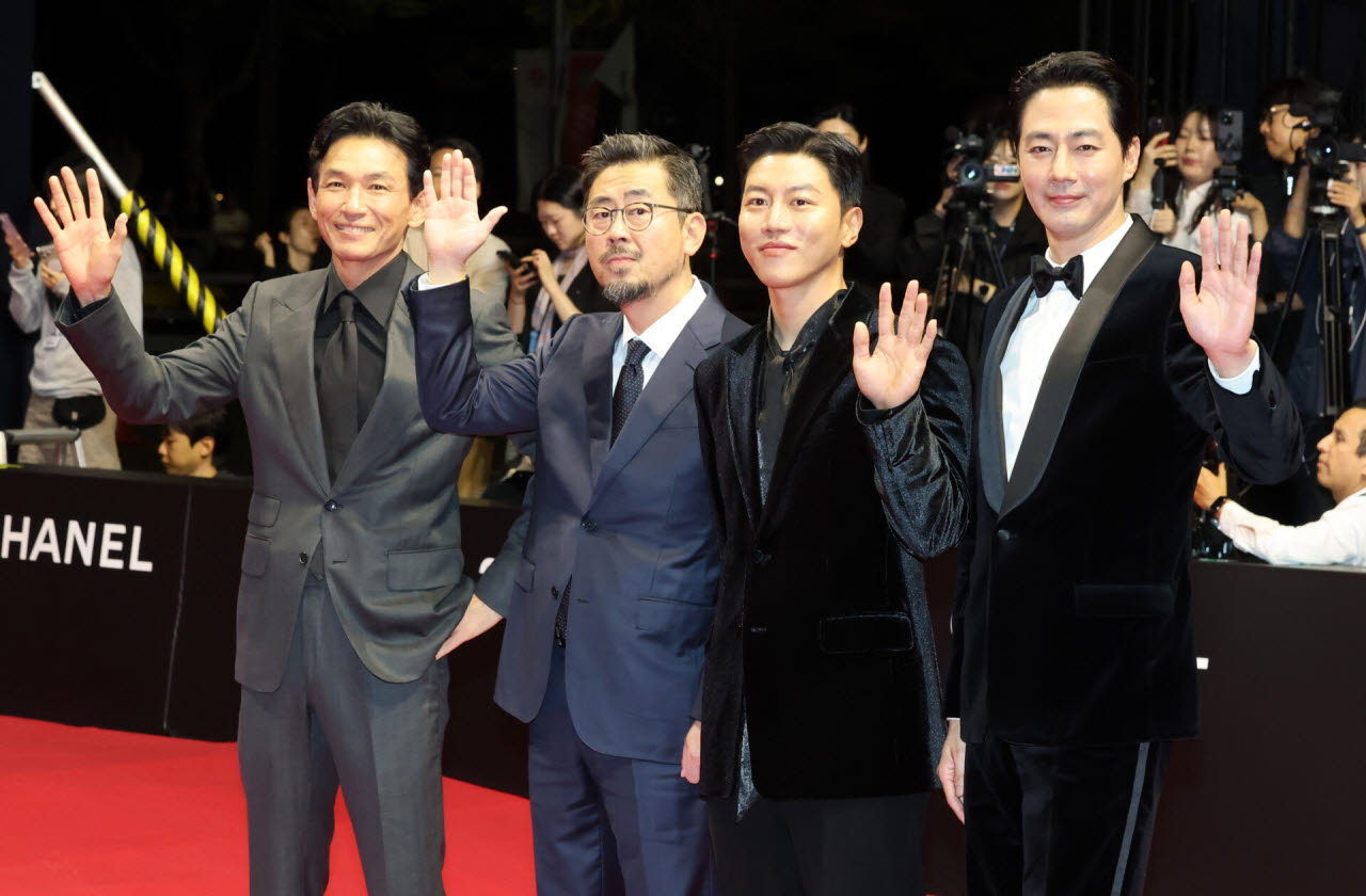 [이데일리 방인권 기자] 배우 황정민과 나홍진 감독, 배우 음문석, 조인성(왼쪽부터)이 6일 부산 해운대구 영화의 전당에서 열린 제31회 부산국제영화제(BIFF) 개막식에 참석하고 있다. 올해로 31회째를 맞는 부산국제영화제는 오는 15일까지 영화의전당 등 8개 극장 31개 스크린에서 공식 초청작 59개국 246편을 포함한 총 315편을 상영한다.