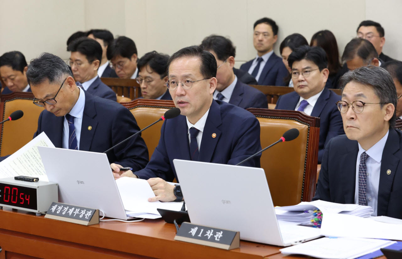 이형일 경제부총리 겸 재정경제부 장관(가운데)이 6일 서울 여의도 국회에서 열린 재정경제기획위원회의 재정경제부에 대한 국정감사에 권대영 1차관, 허장 2차관이 참석한 가운데 질의에 답변하고 있다. (사진=이데일리 노진환 기자)