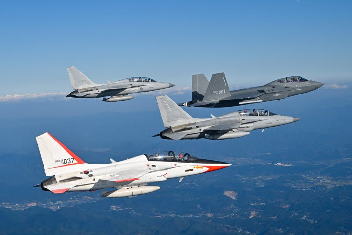 지난 달 22일 KF-21 보라매 001호기가 국산 항공기들의 환영을 받으며 예천기지로 향하고 있다. 앞에서부터 T-50, FA-50, KF-21, TA-50. (사진=연합뉴스)