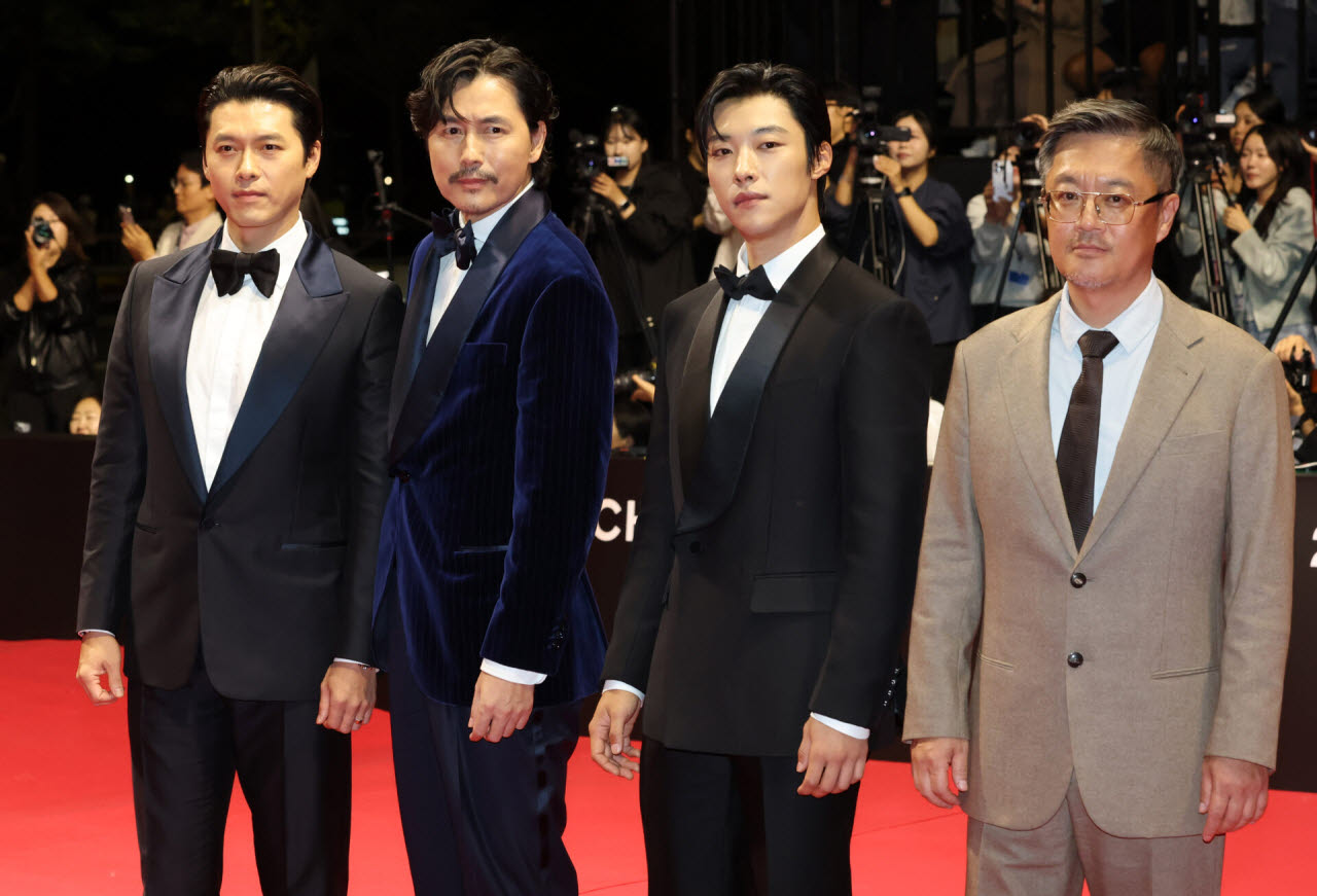 [이데일리 방인권 기자] 배우 현빈과 정우성, 우도환, 우민호 감독(왼쪽부터)이 6일 부산 해운대구 영화의 전당에서 열린 제31회 부산국제영화제(BIFF) 개막식에 참석하고 있다. 올해로 31회째를 맞는 부산국제영화제는 오는 15일까지 영화의전당 등 8개 극장 31개 스크린에서 공식 초청작 59개국 246편을 포함한 총 315편을 상영한다.