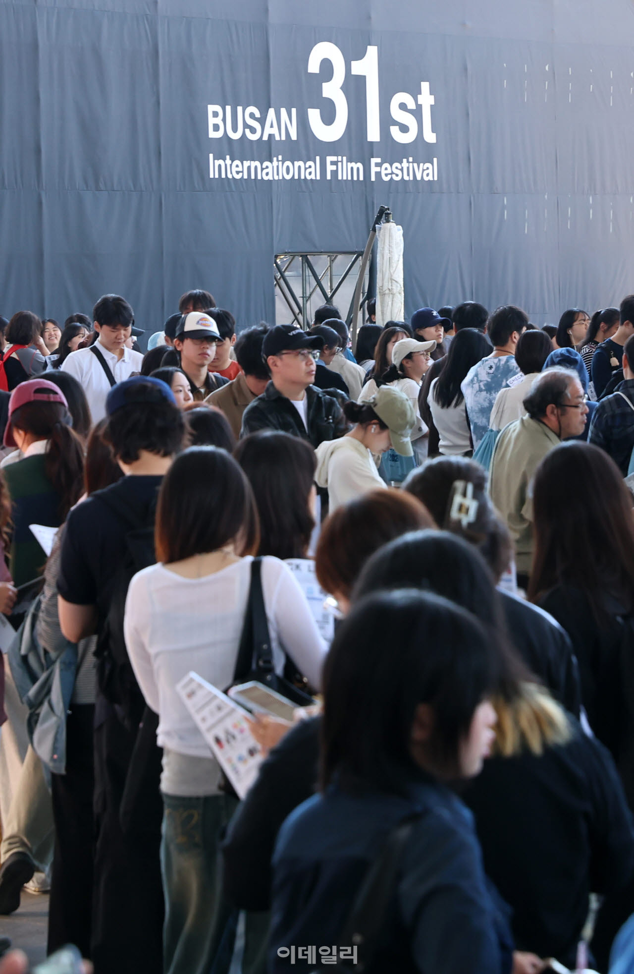 [이데일리 방인권 기자] 제31회 부산국제영화제(BIFF) 개막일인 6일 부산 해운대구 영화의 전당을 찾은 관람객들이 부산국제영화제 굿즈를 구입하기 위해 줄을 서고 있다.