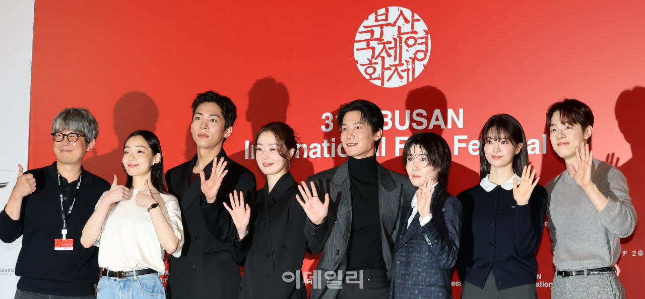 [이데일리 방인권 기자] 김종관 감독과 배우 김민화, 주종혁, 한선화, 장률, 심은경, 전소영, 김동휘(왼쪽부터)가 6일 부산 해운대구 영화의 전당 중극장에서 열린 제31회 부산국제영화제(BIFF) 개막작 ‘낮과 밤은 서로에게’ 기자회견에서 기념촬영을 하고 있다.