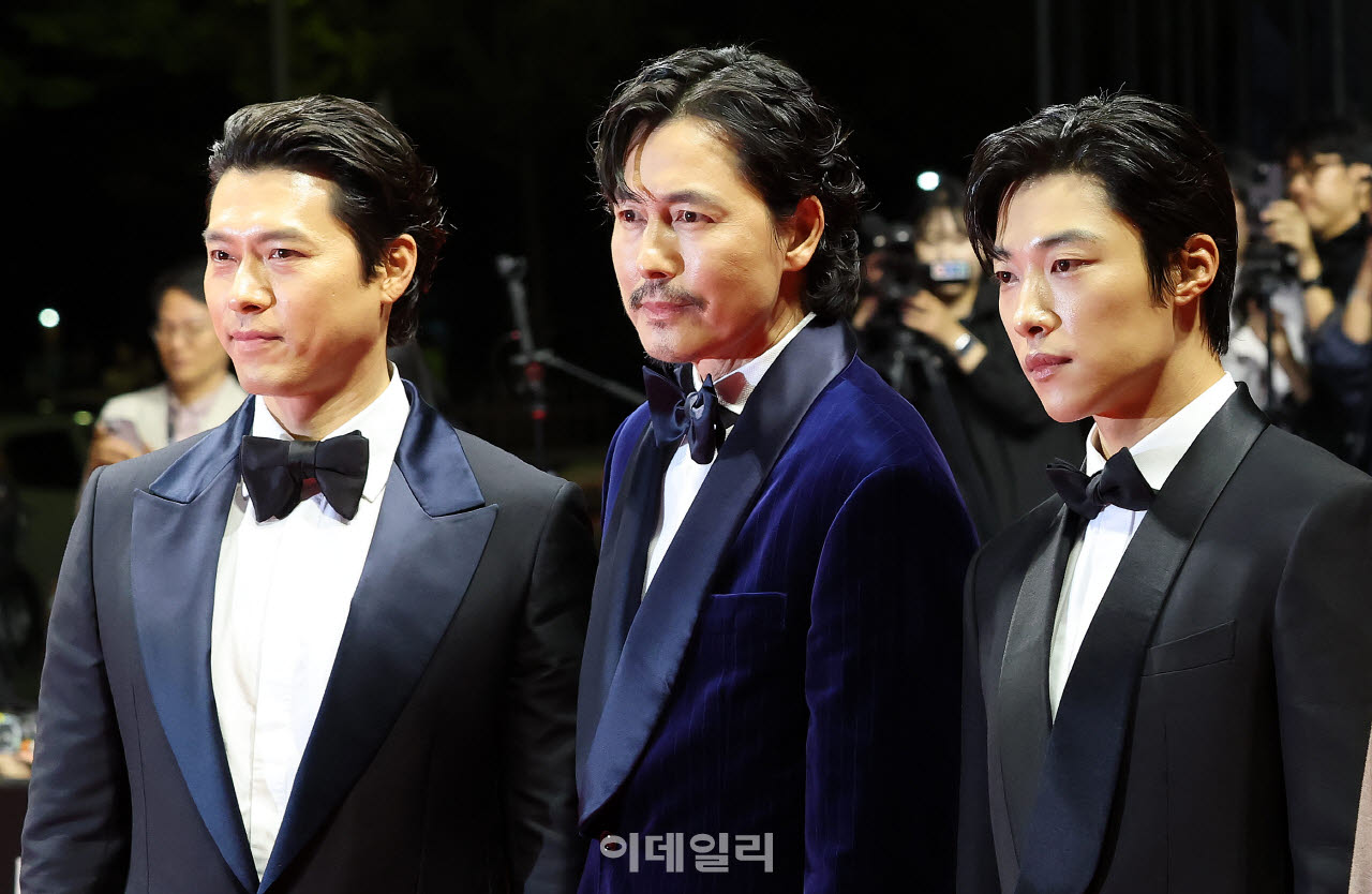 [이데일리 방인권 기자] 배우 현빈과 정우성, 우도환(왼쪽부터)이 6일 부산 해운대구 영화의 전당에서 열린 제31회 부산국제영화제(BIFF) 개막식에 참석하고 있다.