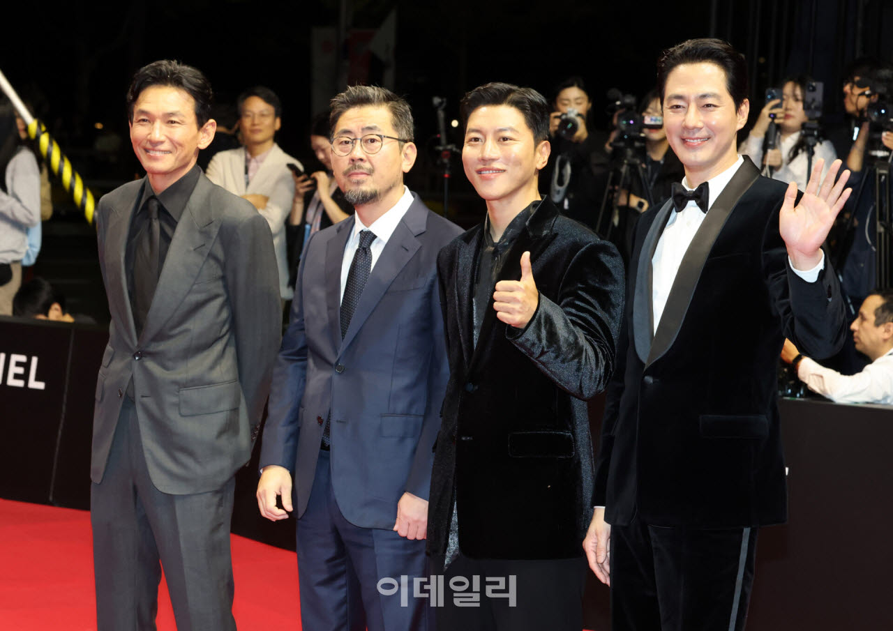 왼쪽부터 배우 황정민, 나홍진 감독, 음문석, 조인성이 6일 오후 부산 해운대구 영화의전당에서 열린 제31회 부산국제영화제 개막식 레드카펫에서 인사하고 있다.(사진=방인권 기자)