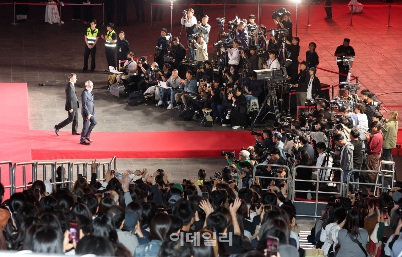제31회 부산국제영화제(BIFF) 개막식이 6일 부산 해운대구 영화의 전당에서 열리고 있다. 올해로 31회째를 맞는 부산국제영화제는 오는 15일까지 영화의전당 등 8개 극장 31개 스크린에서 공식 초청작 59개국 246편을 포함한 총 315편을 상영한다.(사진=방인권 기자)