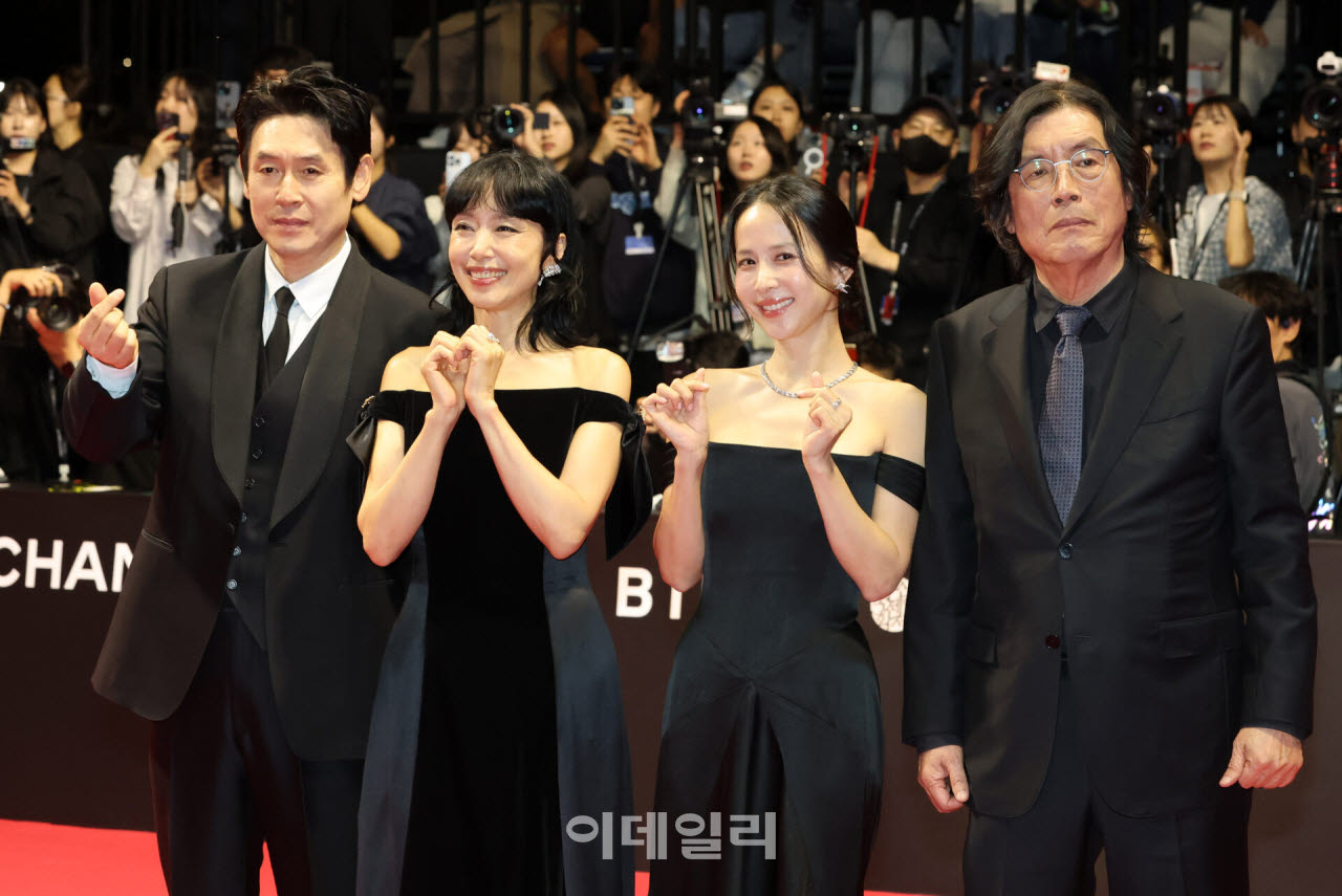 배우 설경구와 전도연, 조여정, 이창동 감독(왼쪽부터)이 6일 부산 해운대구 영화의 전당에서 열린 제31회 부산국제영화제(BIFF) 개막식에 참석하고 있다. 올해로 31회째를 맞는 부산국제영화제는 오는 15일까지 영화의전당 등 8개 극장 31개 스크린에서 공식 초청작 59개국 246편을 포함한 총 315편을 상영한다.(사진=방인권 기자)