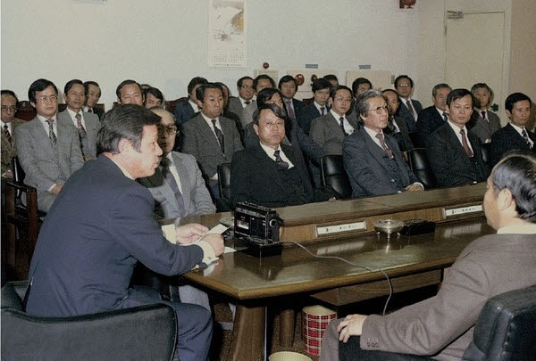 1980년 12월 23일, 선경과 대한석유지주 사이에 대한석유공사 매매계약이 체결됐다. 같은 날 소집된 임시주주총회에서는 대한석유공사의 새로운 대표이사로 최종현 선대회장을 선임했다. 최 회장이 취임식에서 임직원들에게 취임사를 하고 있다.(사진= SK 제공)