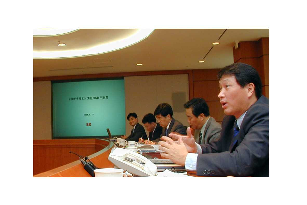 2004년 5월 '그룹 R&D위원회'에서 최태원 SK그룹 회장이 발언하고 있다.(사진=SK 제공)