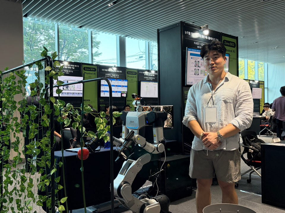 고남호 KAIST 연구원이 6일 ‘NAIRL 이노베이션 쇼케이스 2026’에서 농작물 적엽·수확 로봇 매니퓰레이션 기술을 설명하고 있다. (사진=신영빈 기자)