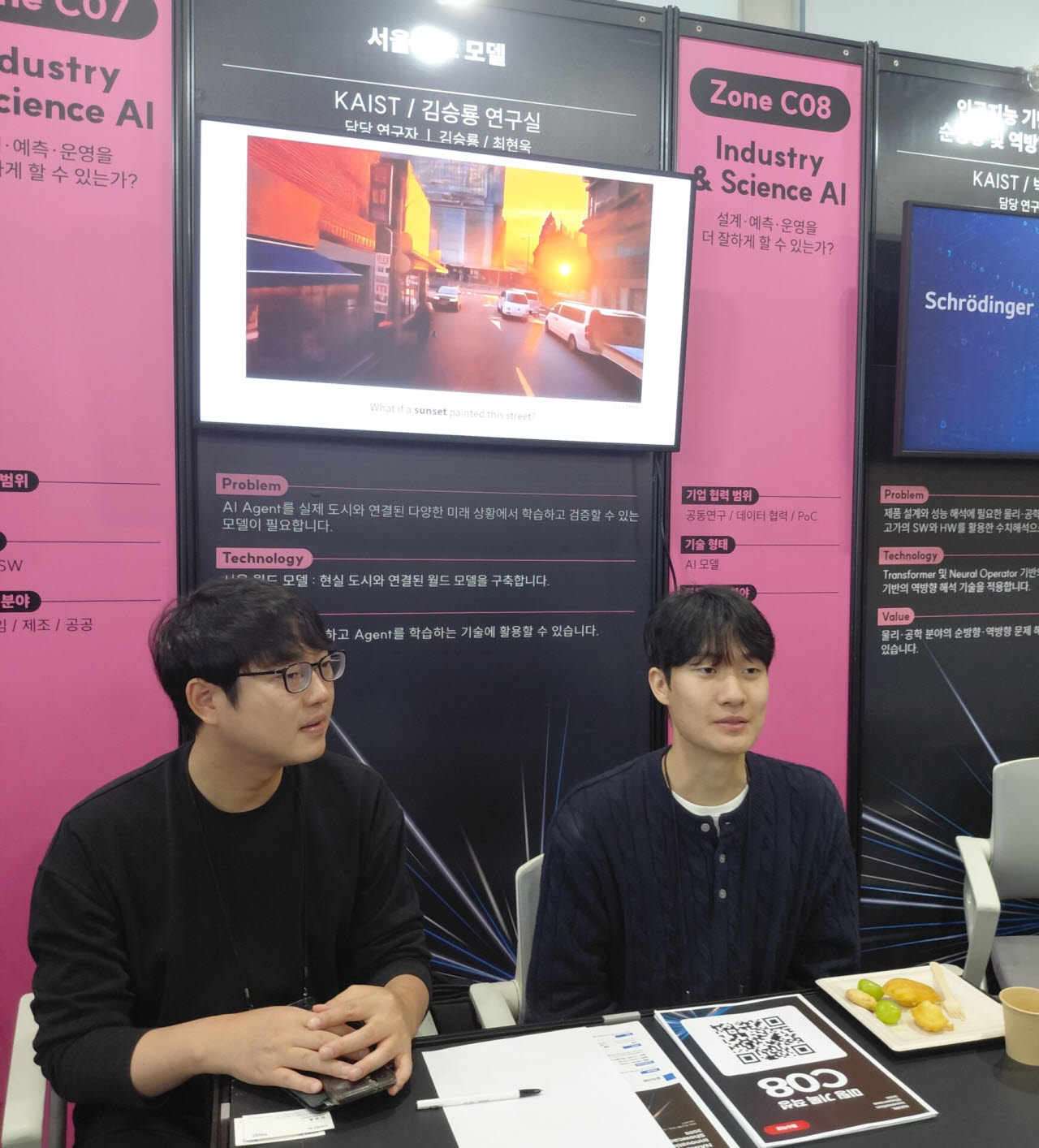 김승룡 KAIST 교수(왼쪽)가 6일 ‘NAIRL 이노베이션 쇼케이스 2026’에서 실제 서울 데이터를 기반으로 한 ‘서울 월드모델’을 소개하고 있다. (사진=신영빈 기자)