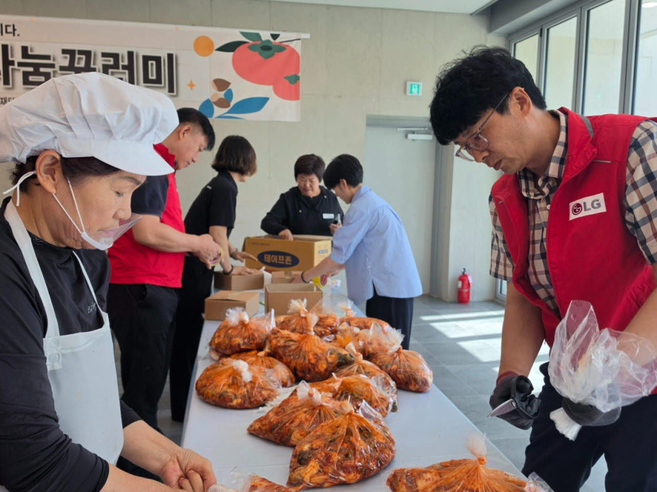 LG헬로비전은 가을을 맞아 '마음나눔 꾸러미'를 진행하고 있다. 지난 17일 진행된 신안군 행사에서 LG헬로비전 임직원과 자은면 여성단체협의회가 함께 김치를 담고 있는 모습. 사진=LG헬로비전