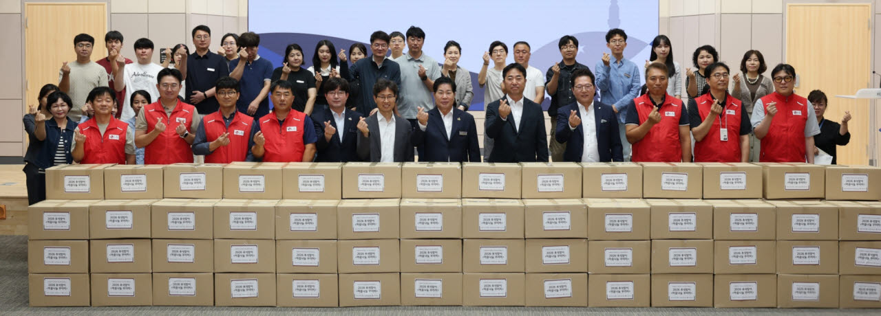 지난 16일 진행된 고흥군 행사에서 LG헬로비전 임직원과 공영민 고흥 군수(가운데) 등 주요 참석자들이 단체촬영을 하는 모습.