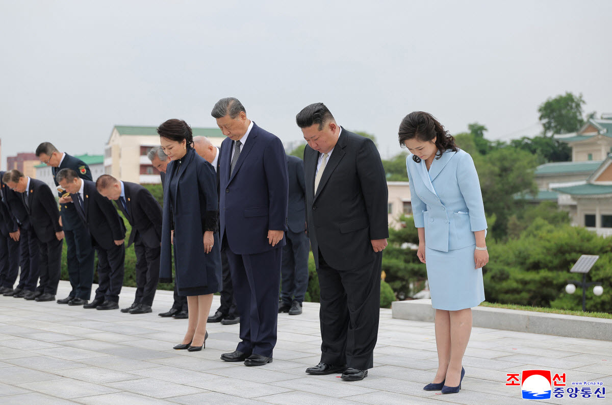 시진핑 중국 국가주석이 부인 펑리위안 여사와 지난 지난 6월 9일 평양 모란봉 기슭에 있는 조중(북중) 우의탑을 찾아 꽃바구니를 진정했다고 조선중앙통신이 보도했다. 김정은 국무위원장과 부인 리설주 여사가 동행했다. [조선중앙통신=연합뉴스 제공]