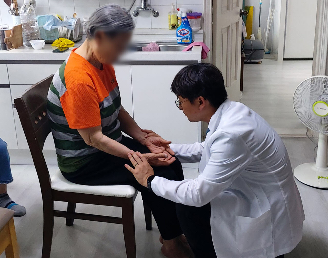 서강보건지소 의료진이 맥진을 통해 대상자의 건강 상태를 살피고 있다. (사진=마포구)