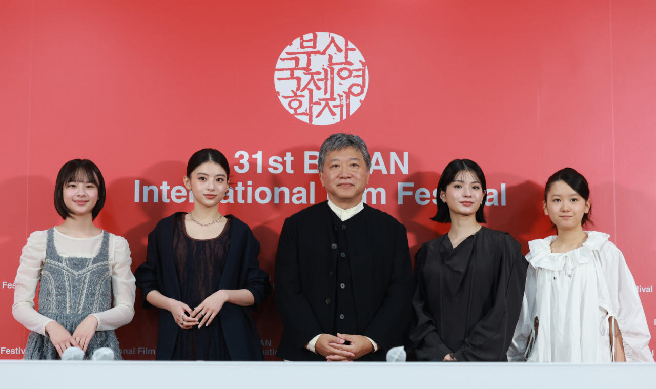 배우 나나세 후리(왼쪽부터) 데구치 나즈키, 고레에다 히로카즈 감독, 마키타 아쥬, 오카다 로카가 7일 부산 해운대구 영화의전당 비프힐에서 열린 ‘제31회 부산국제영화제’(BIFF) ‘룩백’ 갈라 프레젠테이션 기자회견에 참석해 포즈를 취하고 있다.(사진=뉴스1)