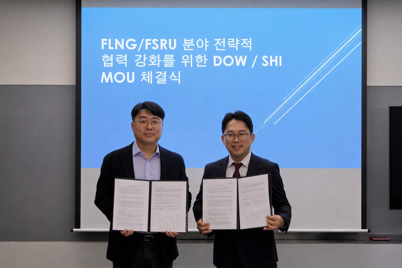 다우와 삼성중공업이 미래 해양 프로젝트 사업 협력을 위한 전략적 업무협약을 체결했다. (좌측부터) 삼성중공업 해양엔지니어링 팀장 민준호 상무, 한국다우 진동아 대표이사 사장.(사진=다우 제공)