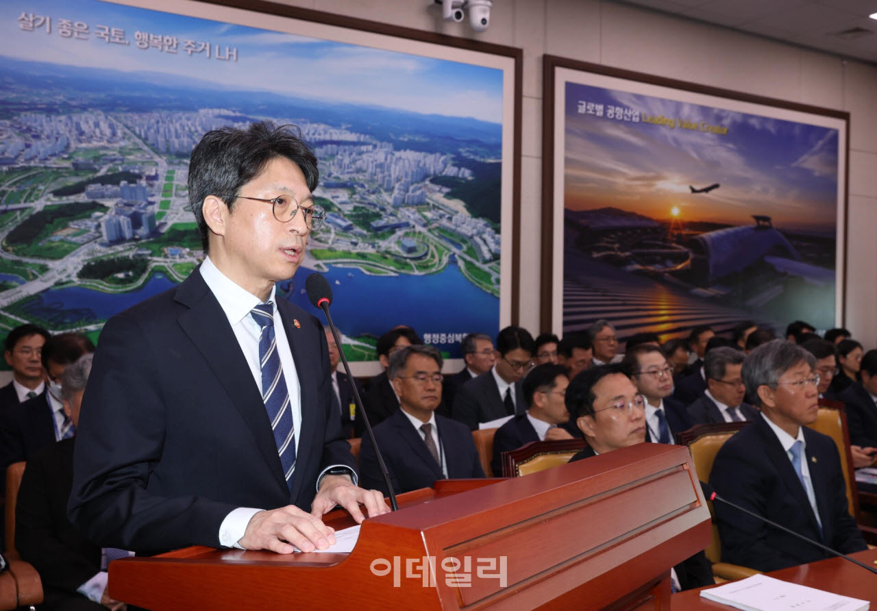 홍지선 국토교통부 장관이 7일 서울 여의도 국회 국토교통위원회의 국토교통부 등에 대한 국정감사에 출석, 업무보고를 하고 있다. (사진=이데일리 노진환 기자)