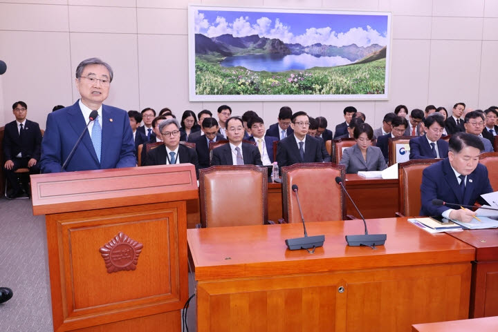 조현 외교부 장관이 6일 국회 외교통일위원회에서 열린 외교부 등에 대한 국정감사에서 업무보고를 하고 있다. (사진=연합뉴스)