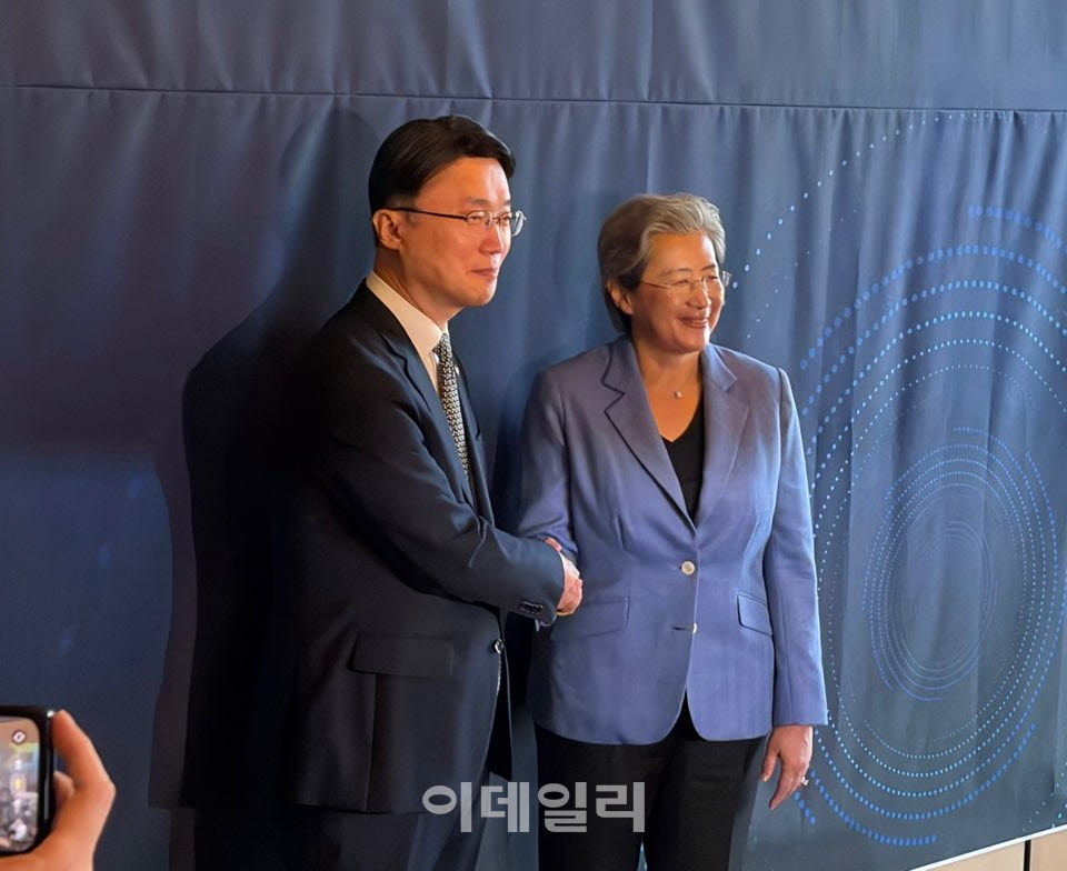 류제명 과학기술정보통신부 2차관(왼쪽)과 리사 수 AMD 최고경영자(CEO)(오른쪽)가 7일 서울 포시즌스호텔에서 기념촬영을 하고 있다. (사진=신영빈 기자)