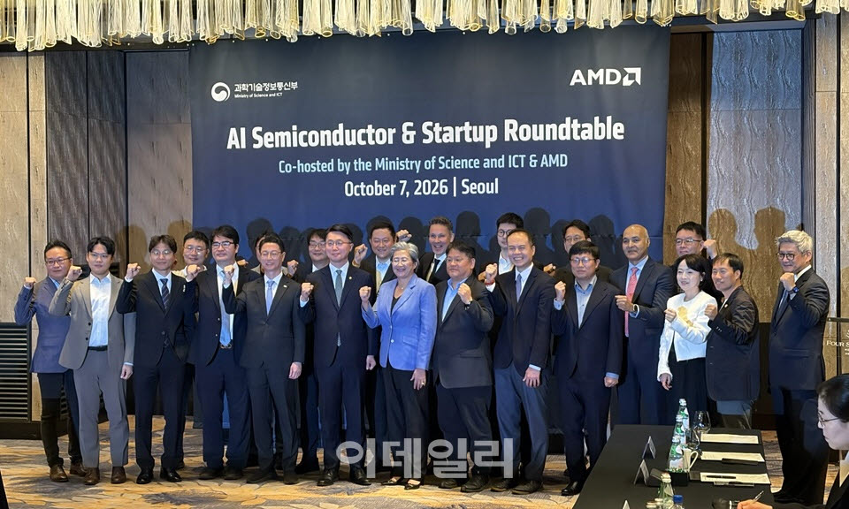 리사 수 AMD 최고경영자(CEO)와 류제명 과학기술정보통신부 2차관, 국내 AI 반도체 기업 관계자들이 7일 서울 포시즌스호텔에서 열린 ‘AI 반도체 기업 라운드테이블’에서 기념촬영을 하고 있다. (사진=신영빈 기자)
