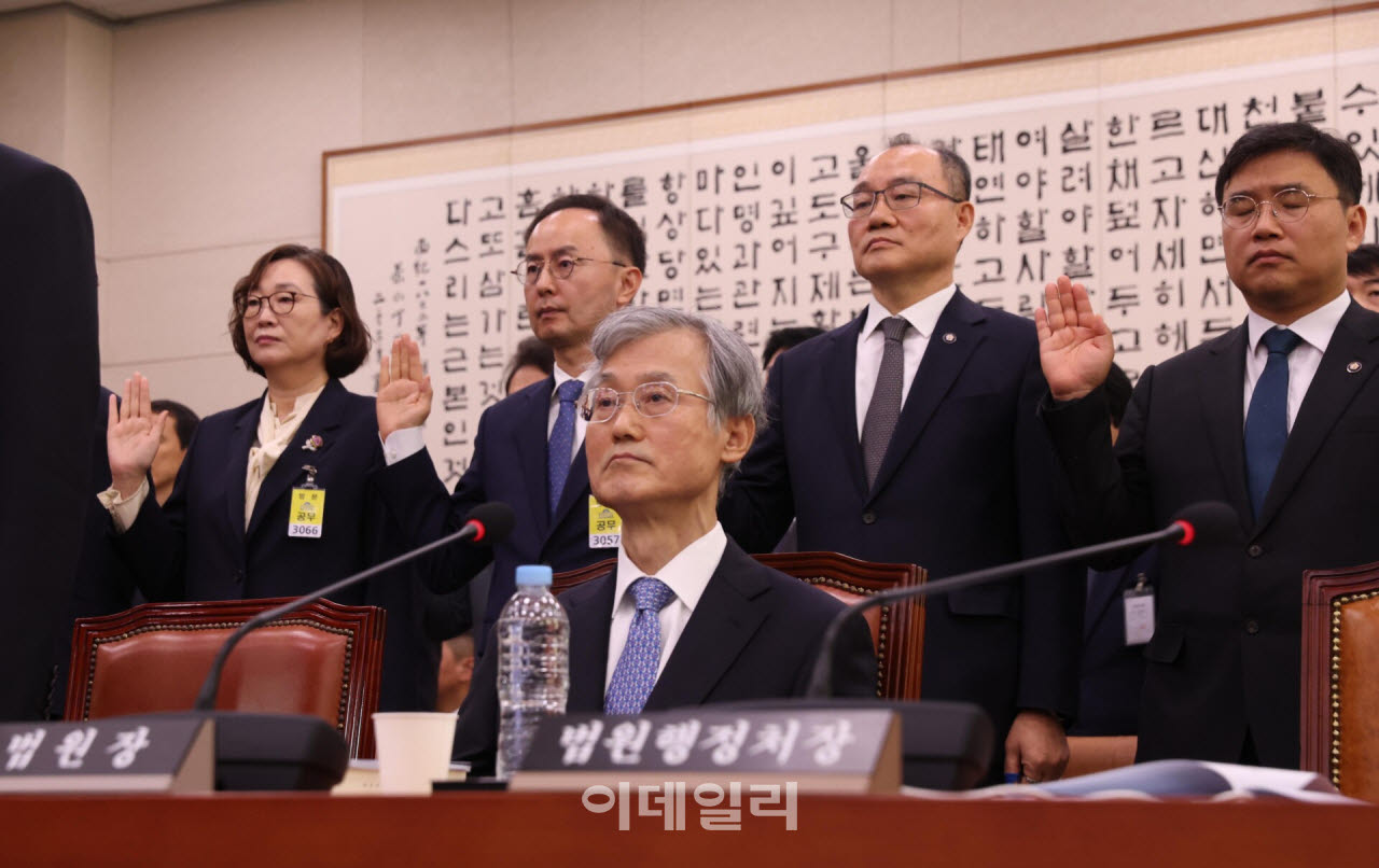 [이데일리 노진환 기자] 조희대 대법원장이 6일 서울 여의도 국회에서 열린 법제사법위원회의 대법원 등에 대한 국정감사에 출석, 증인선서를 거부하고 자리에 앉아 있다.