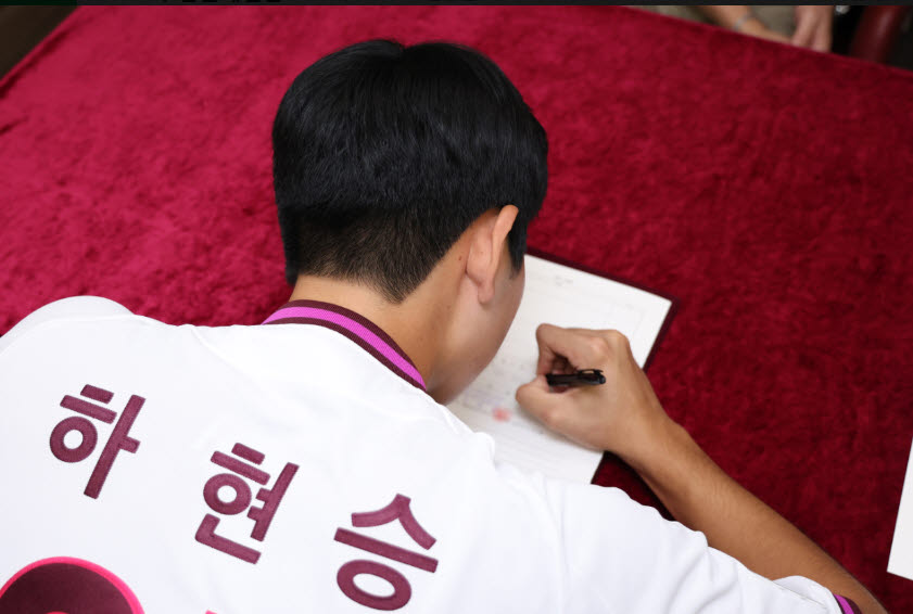 키움히어로즈 하현승이 계약서에 사인을 하고 있다. 사진=키움히어로즈