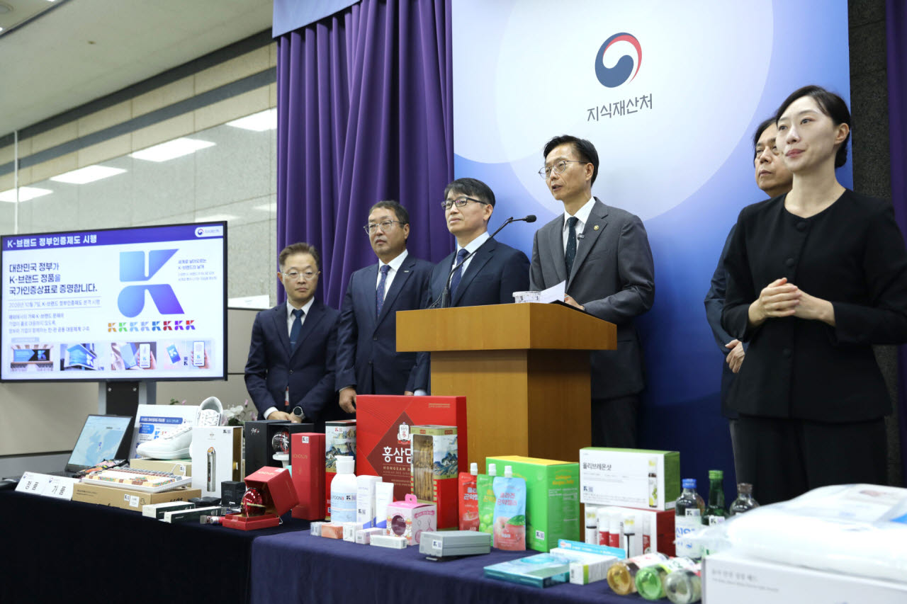김용선 지식재산처 처장(왼쪽 4번째)이 7일 정부대전청사 브리핑실에서 K브랜드 정부인증제도를 설명하고 있다. (사진=지식재산처)