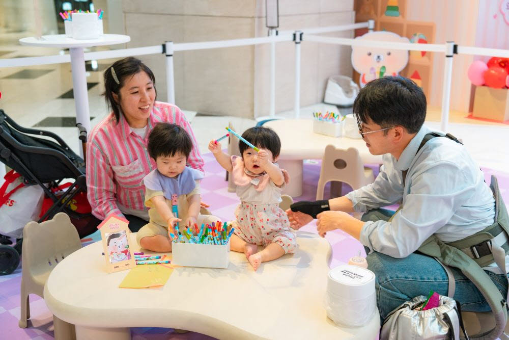 여의도 IFC몰에 마련된 하기스의 허그 마이 패밀리 시즌4 팝업스토어에서 한 가족이 그림을 그리고 있다. (사진=유한킴벌리)