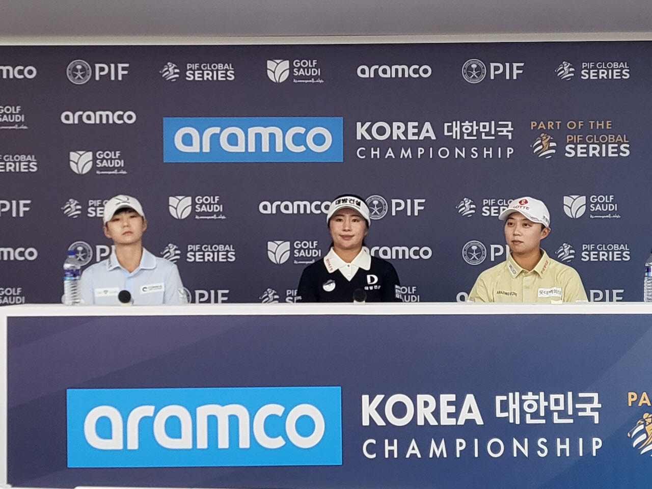 박성현과 이정은, 김효주가 7일 경기 고양시 뉴코리아 컨트리클럽에서 열린 LET 아람코 코리아 챔피언십 공식 기자회견에서 사회자의 질문을 경청하고 있다. (사진=주영로 기자)