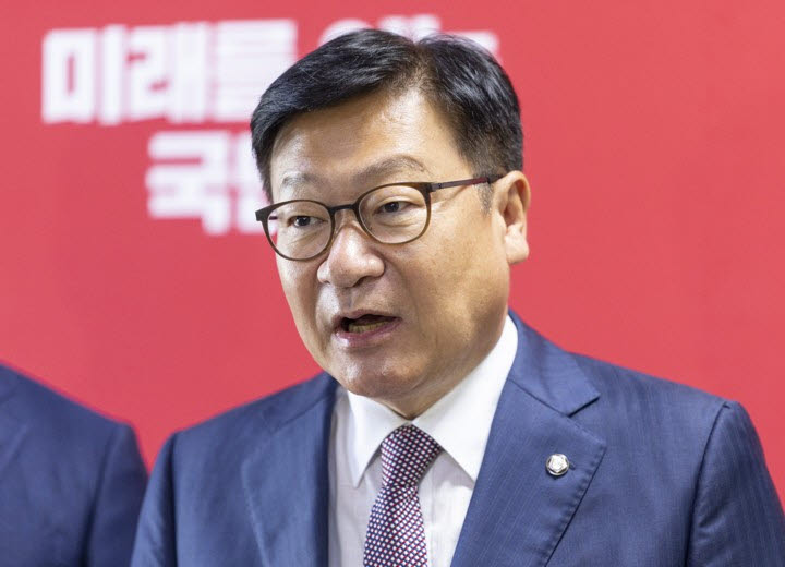 정점식 국민의힘 원내대표가 국정감사 이틀째인 7일 국회에서 국감 관련 현안 브리핑을 하고 있다. (사진=연합뉴스)