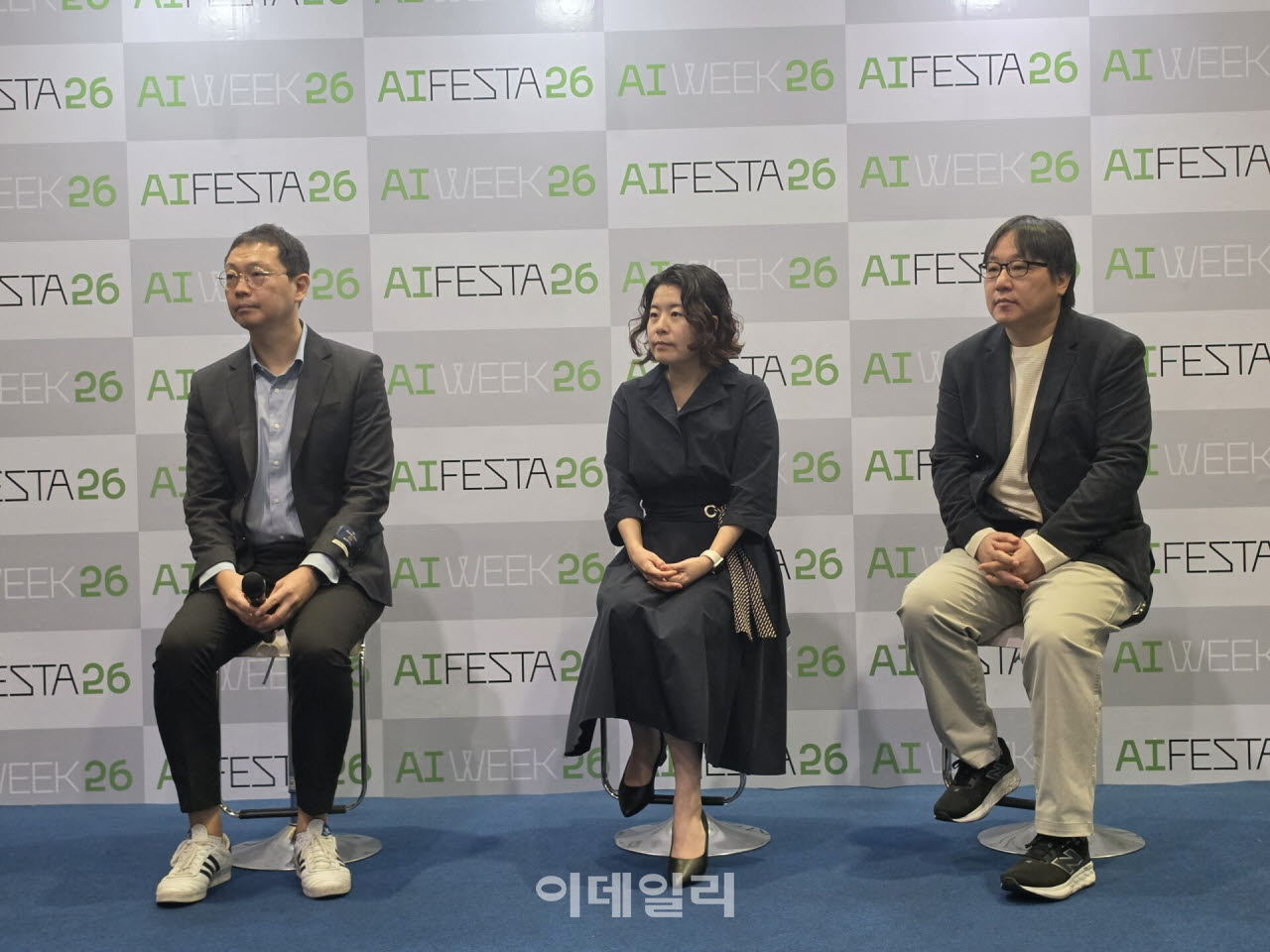 7일 서울 삼성동 코엑스 ‘AI 페스타 2026’ 현장에서 열린 KT '모두의 AI' 간담회에서 차경훈(왼쪽부터) KT AI에이전트플랫폼팀장, 한지윤 업스테이지 리더, 이경남 다음 본부장이 질의응답을 진행하고 있다.(사진=이소현 기자)