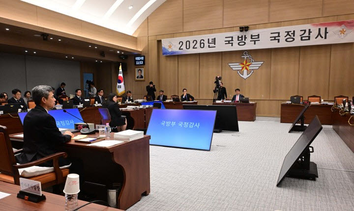강신철 국방부 장관이 7일 서울 용산구 국방부에서 열린 국회 국방위원회의 국방부에 대한 국정감사에서 의원 질의에 답변하고 있다.(사진=국회사진기자단)