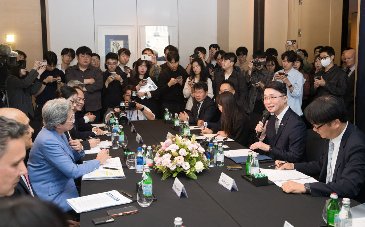 리사 수 AMD 최고경영자(CEO)가 7일 오전 서울 종로구 포시즌스호텔에서 류제명 과학기술정보통신부 제2차관과 만나 이야기를 나누고 있다. (사진=과학기술정보통신부)