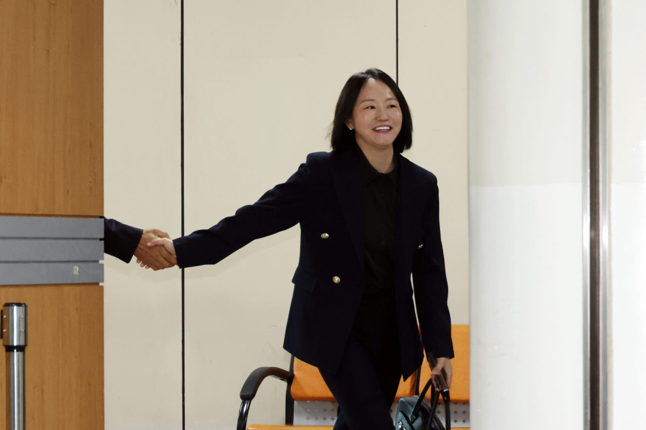 윤석열 전 대통령 측 법률대리인단 유정화 변호사가 7일 서울고등법원에서 열린 무상 여론조사 관련 정치자금법 위반 혐의 윤석열 전대통령·명태균 씨 항소심 선고기일에서 윤 전 대통령이 무죄를 선고받자 기뻐하고 있다. (사진=뉴시스)