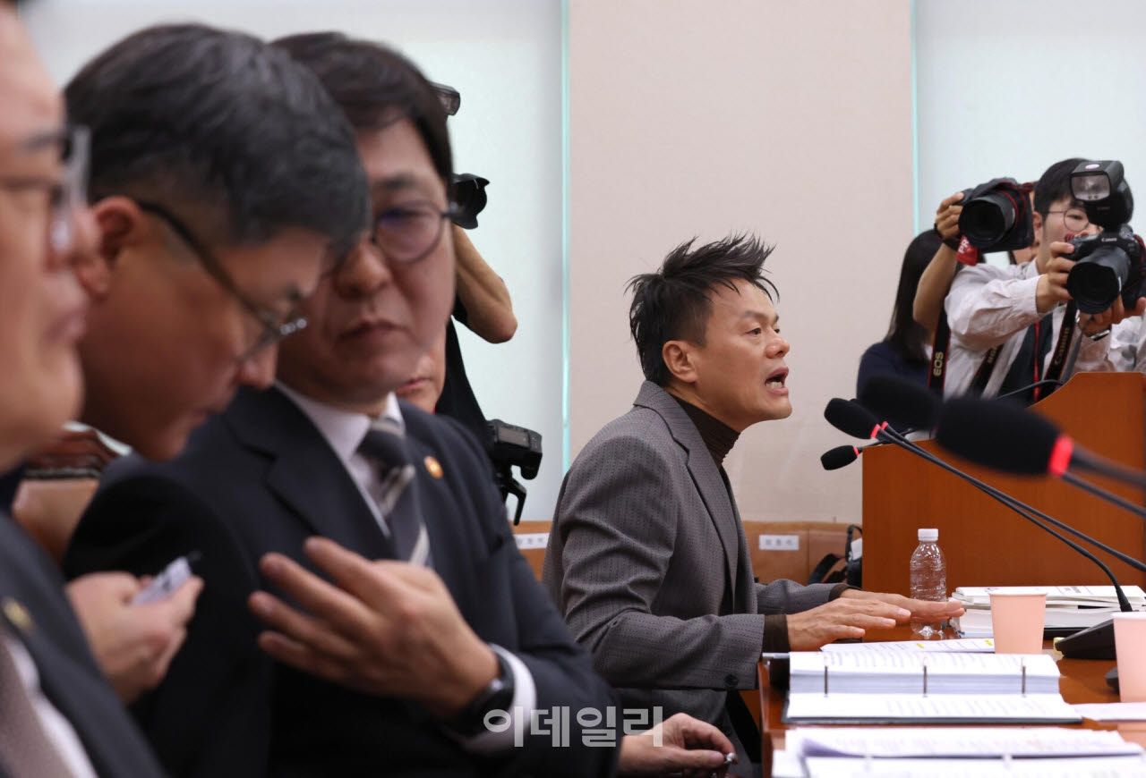 [포토]박진영, '패노메논...4대 기획사 특혜 아닌 희생'