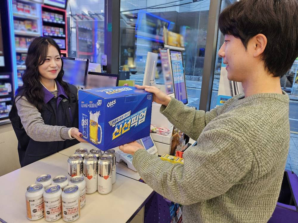 CU 편의점에서 한 고객이 캔맥주 상품을 구매하고 있다. (사진=BGF리테일)