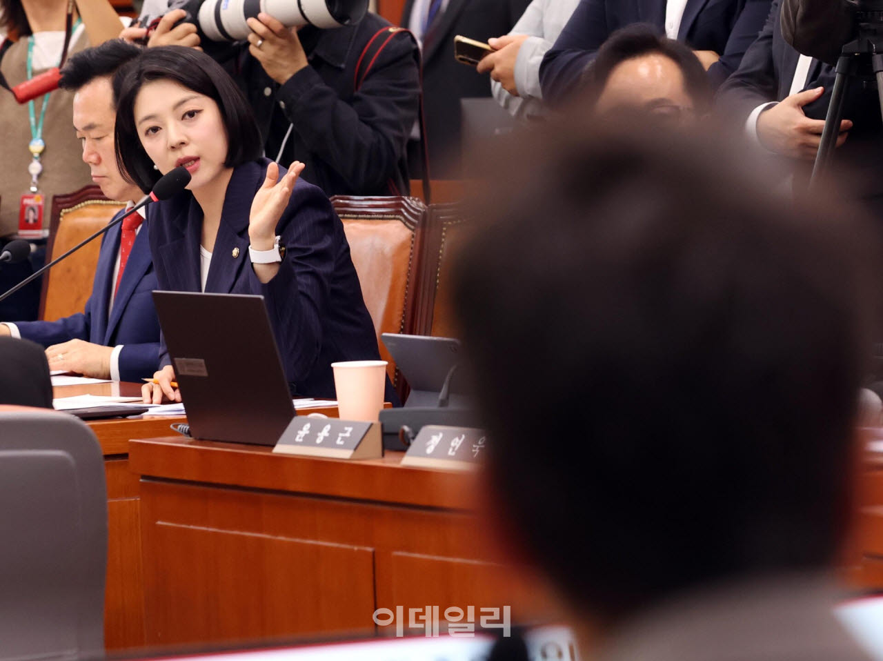 [포토]국정감사, '박진영 위원장에게 질의하는 배현진 의원'