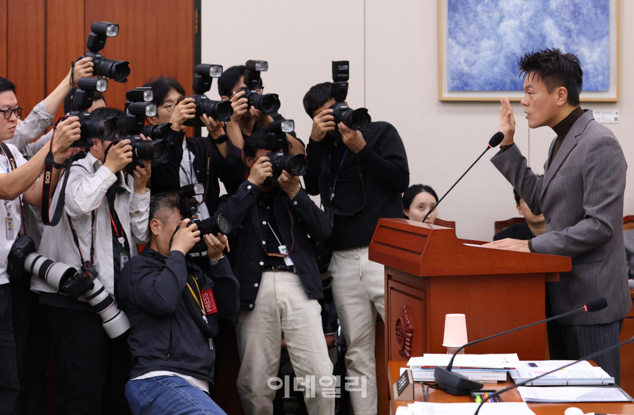 [포토]국정감사, '선서하는 박진영 위원장'