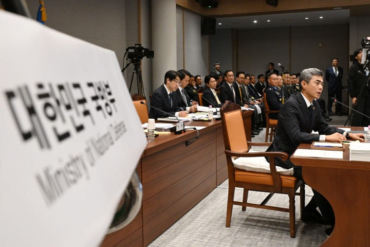 강신철 국방부 장관이 7일 서울 용산구 국방부에서 열린 국회 국방위원회의 국방부에 대한 국정감사에서 의원 질의에 답변하고 있다. (사진=국회사진기자단)