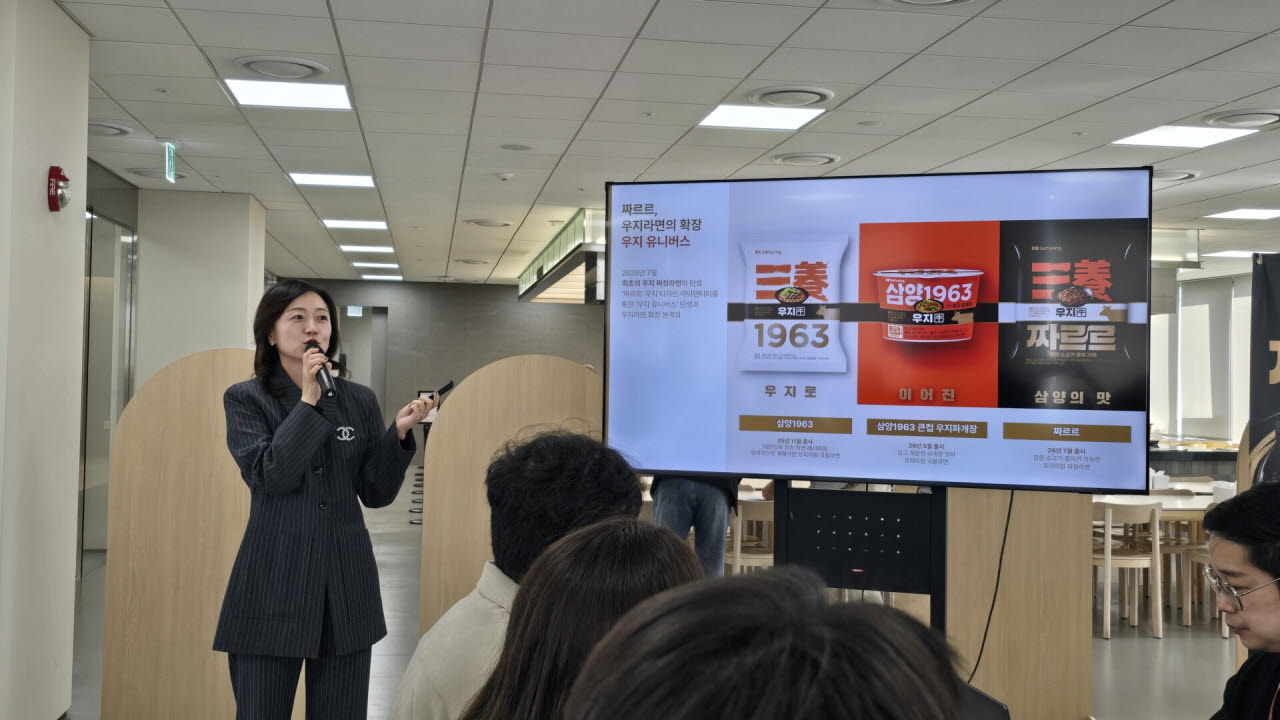 채혜영 삼양식품 상품본부 본부장이 7일 서울 중구 삼양라운드스퀘어에서 열린 '짜르르' 미디어 시식회에서 제품 기획 배경과 판매 목표를 발표하고 있다. (사진=김지우 기자)