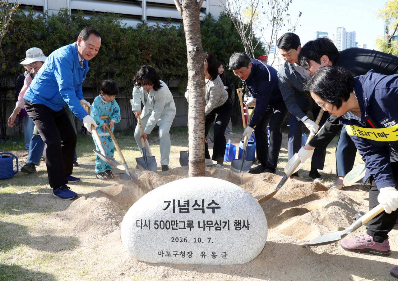 유동균(왼쪽) 마포구청장 및 주요 대표자들이 나무를 심고 있다. (김태형 기자)