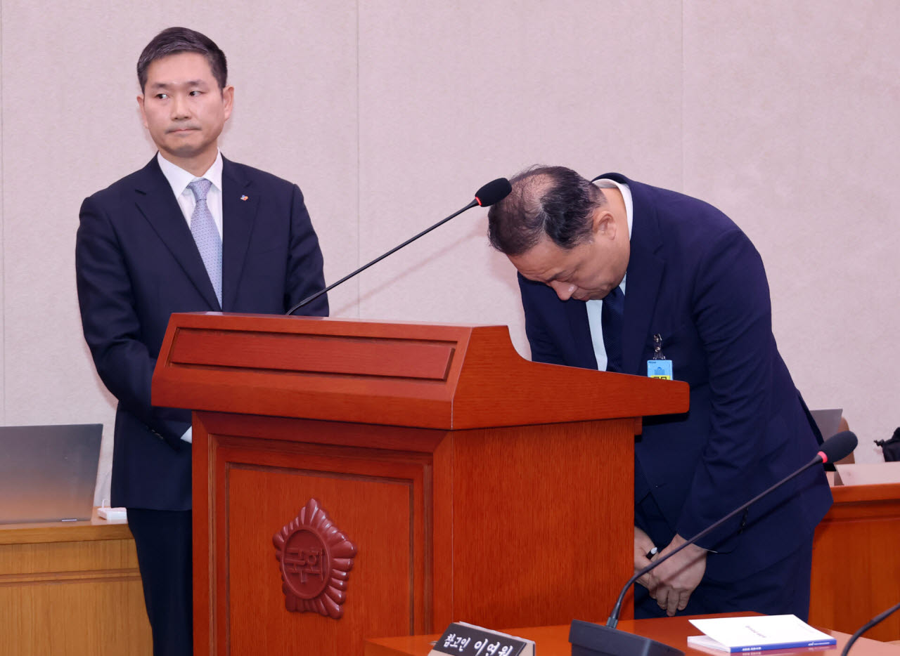 이운익 삼양사 대표(오른쪽)가 7일 국회에서 열린 농림축산식품해양수산위원회 국정감사에서 담합 등 부당거래행위와 관련, 고개 숙여 사과하고 있다. 왼쪽은 김찬호 CJ 제일제당 대표. (사진=연합뉴스).