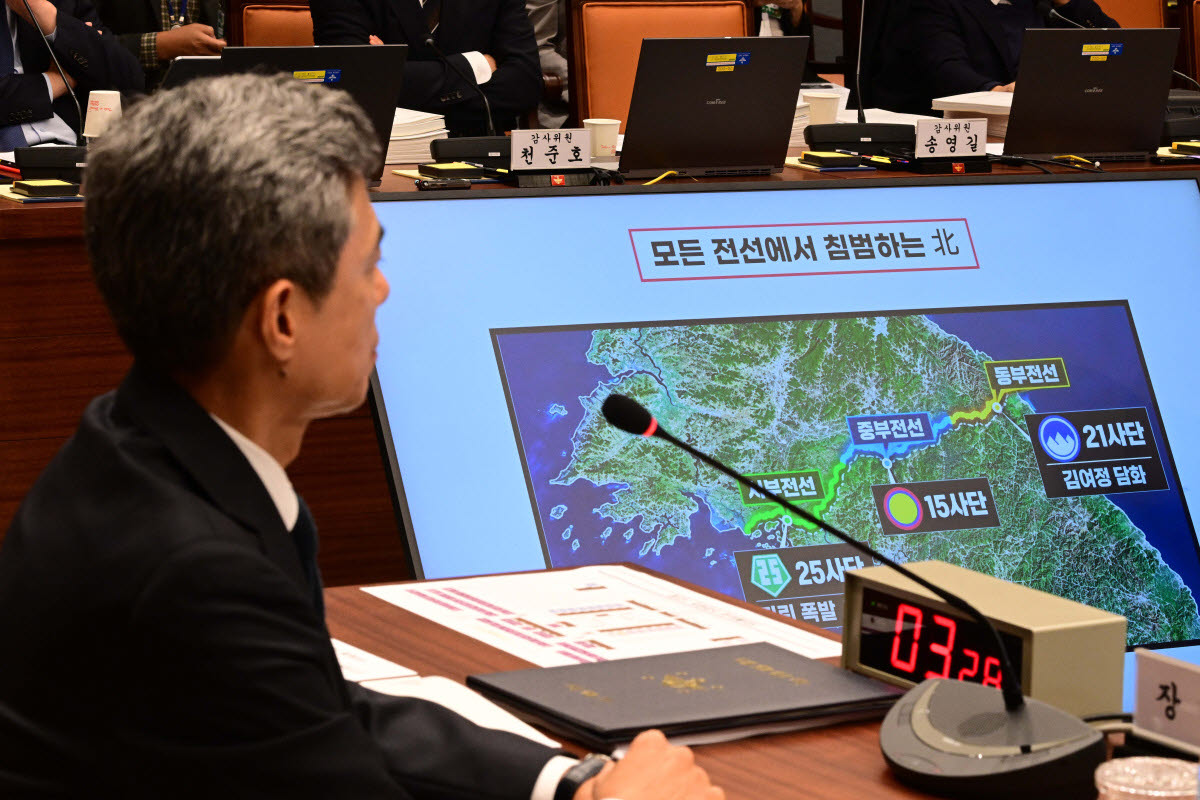 강신철 국방부 장관이 7일 서울 용산구 국방부에서 열린 국회 국방위원회의 국방부에 대한 국정감사에서 의원 질의를 듣고 있다. (사진=연합뉴스)