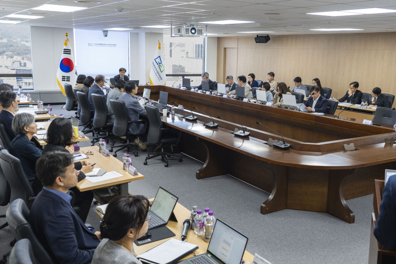 3기 진실화해위원회가 2026년 10월 7일 오후 서울 중구 진실화해위원회 대회의실에서 제6차 전원위원회를 열고 있다 (사진=진실화해위)
