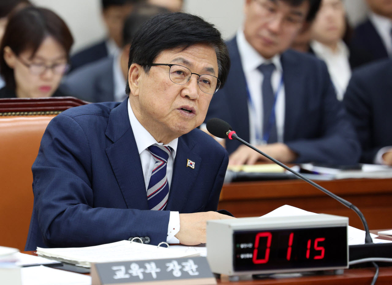 최교진 교육부 장관이 7일 서울 여의도 국회에서 열린 교육위원회 국정감사(교육부 등)에서 의원 질의에 답변하고 있다.(사진=뉴시스)