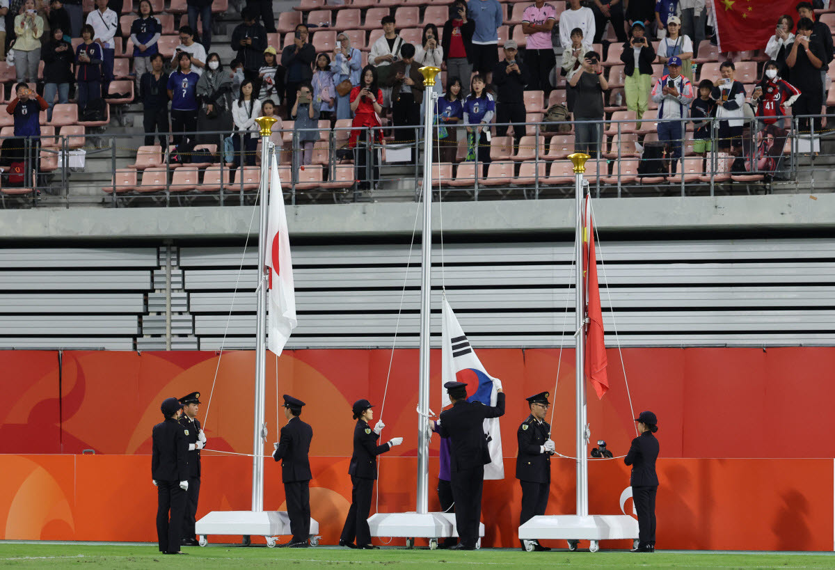 3일 일본 아이치현 도요타 스타디움에서 열린 2026 아이치·나고야 아시안게임 남자 축구 시상식에서 금메달을 획득한 한국의 태극기 게양이 이뤄지지 않고 있다. 사진=연합뉴스