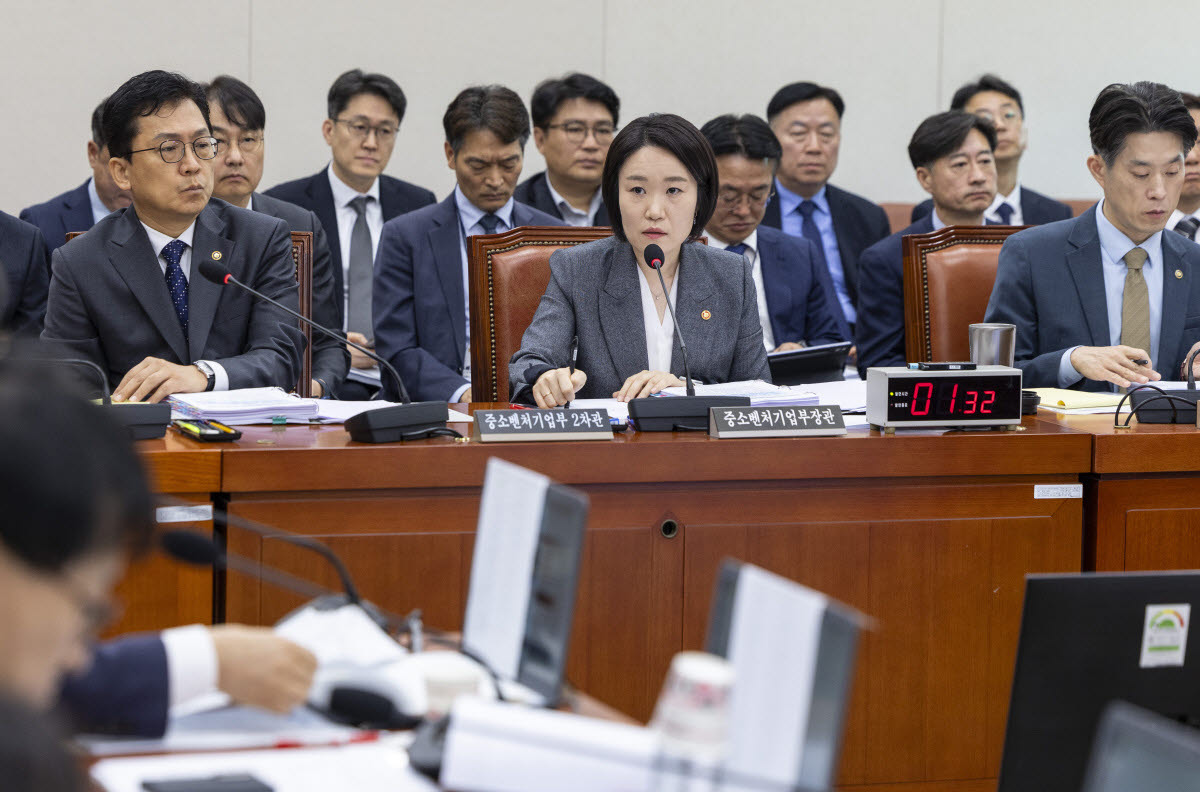 이소영 중소벤처기업부 장관이 7일 국회에서 열린 산업통상자원중소벤처기업위원회 국정감사에 출석해 의원 질의에 답하고 있다.(사진=연합뉴스)