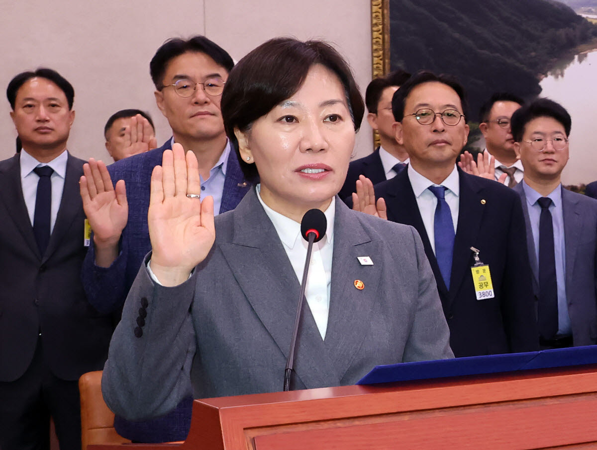 송미령 농림축산식품부 장관을 비롯한 농식품 유관단체장 등이 7일 국회에서 열린 농림축산식품해양수산위원회 국정감사에서 선서하고 있다. (사진=연합뉴스)
