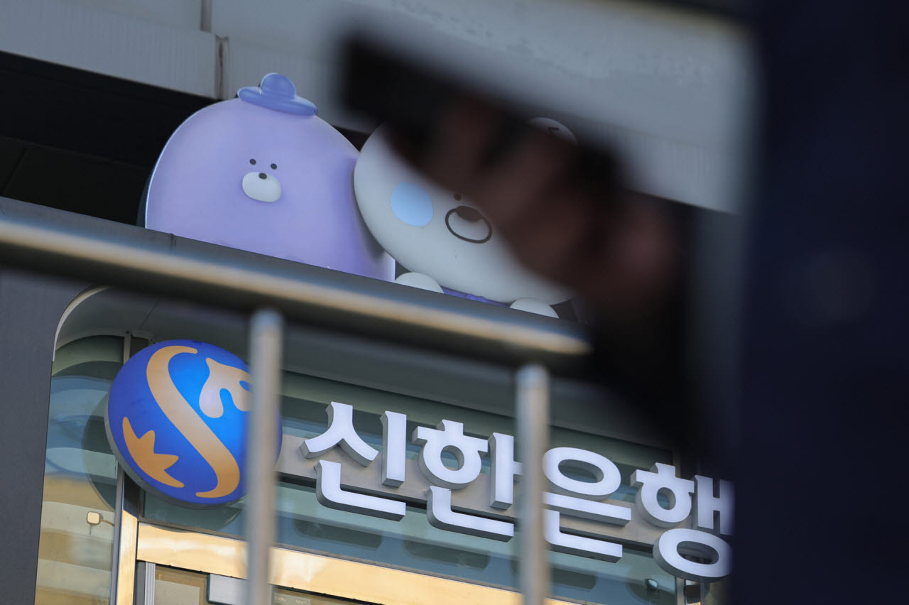 최근 은행권 개인정보 유출 사고와 관련해 피해자들의 집단소송 움직임이 나타나고 있다.(사진=연합뉴스)